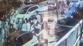 पोलिसांचा सौम्य लाठीमार, ईव्हीएम मशीन आणणाऱ्या कर्मचाऱ्यांकडेच....