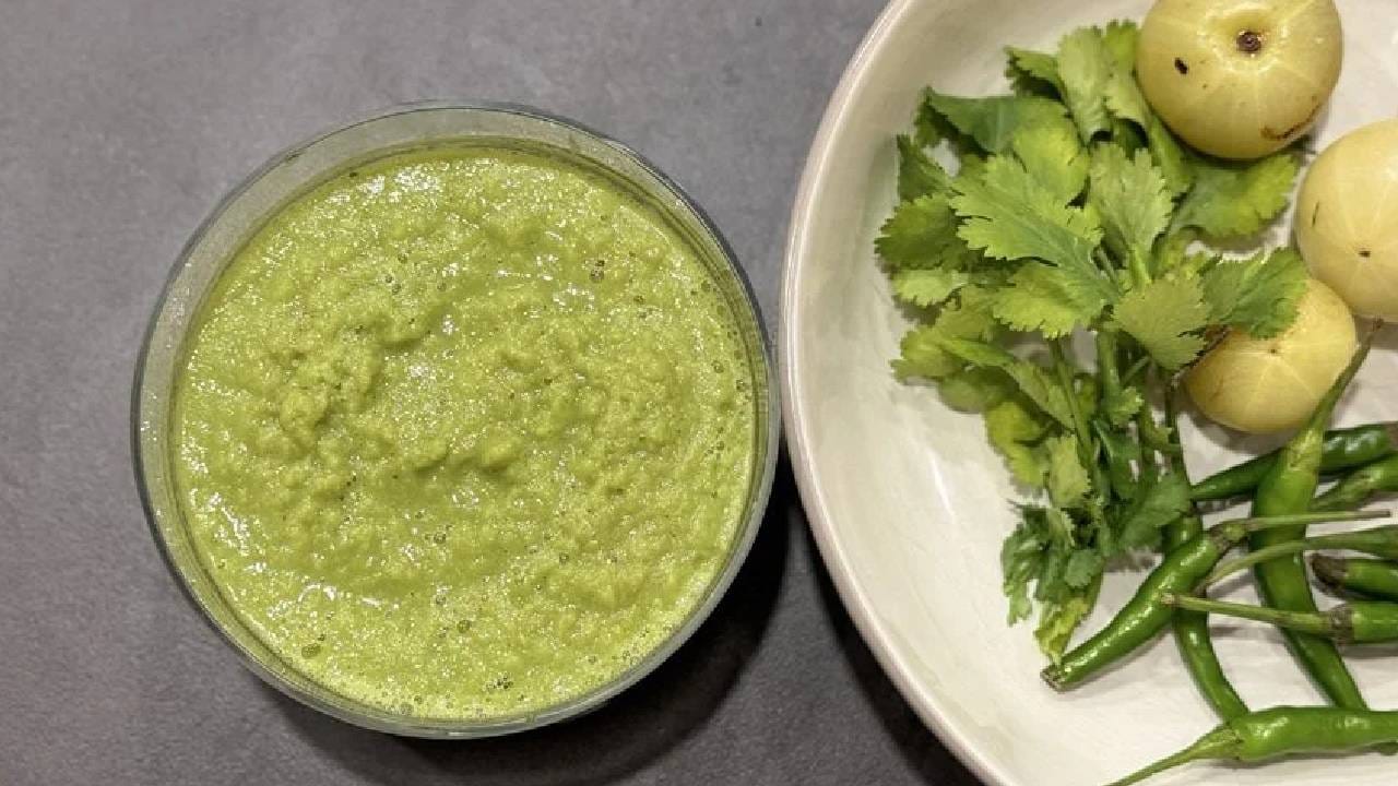 विशेष म्हणजे घरी आवळा चटणी तयारी करण्यासाठीही फार वेळ लागत नाही. आवळ्याची बी बाजूला काढून आवळा छोटा छोटा कट करून घ्या. 