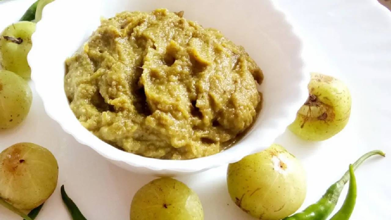 आवळा जर तुम्ही सहज खाऊ शकत नसाल तर आवळ्याच्या चटणीचा आहारात समावेश करा. ज्यामुळे निरोगी राहण्यास आरामात मदत होईल. 