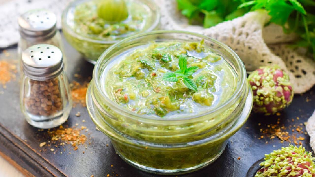 हिवाळ्यात बरेच लोक थंड वातावरणामुळे आवळा खाणे टाळतात. रोगप्रतिकारक शक्ती वाढवण्यासाठी आवळा सर्वात फायदेशीर ठरतो. यामुळे आवळाचा आहारात समावेश करा. 