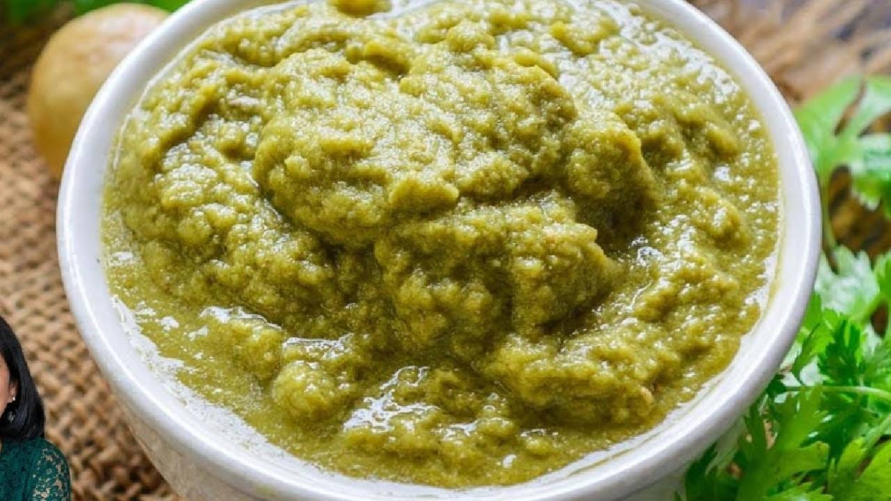 त्यानंतर त्यात हिरवी मिरर्ची, कोथिंबीर आणि आवळा मिक्स करा. हे सर्व मिक्सरमध्ये बारीक करून घ्या. याला आपण जिरे मोहरीचा तडका मारू शकतो. 