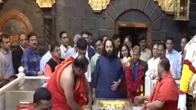 उद्योगपती अनंत अंबानी साईबाबांच्या चरणी, केले पाच कोटी दान