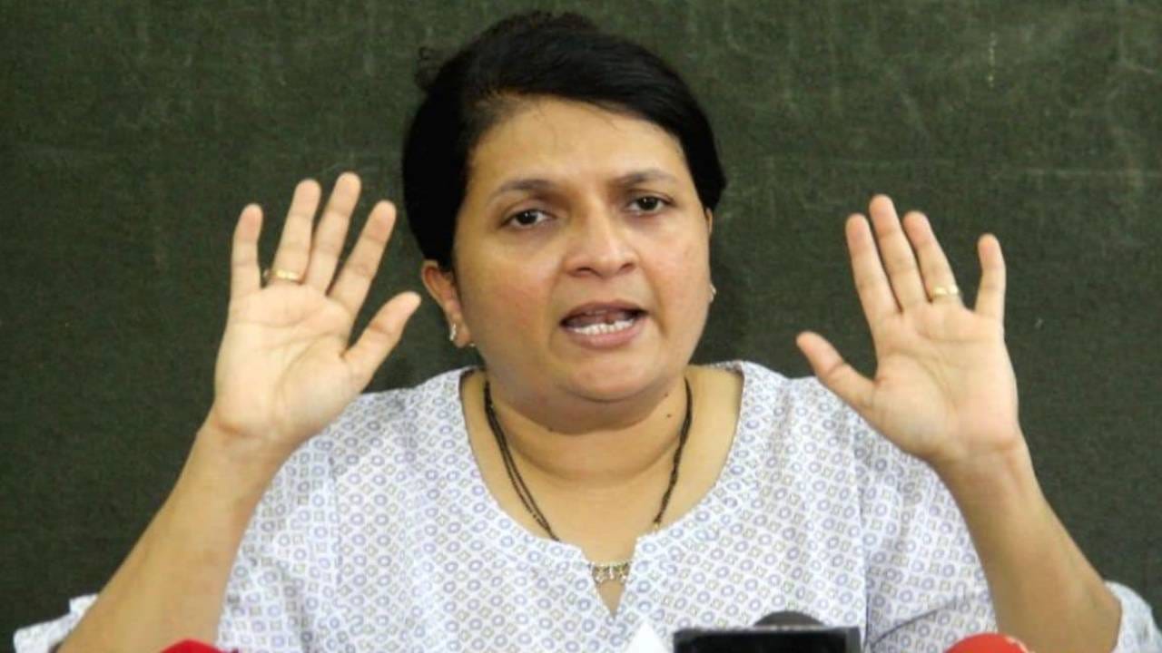 NCP Ajit Pawar : अजित पवारांच्या राजीनाम्याची मागणी करणाऱ्या अंजली दमानिया कोण? थेट माजी मंत्र्याचा सवाल करत गंभीर आरोप