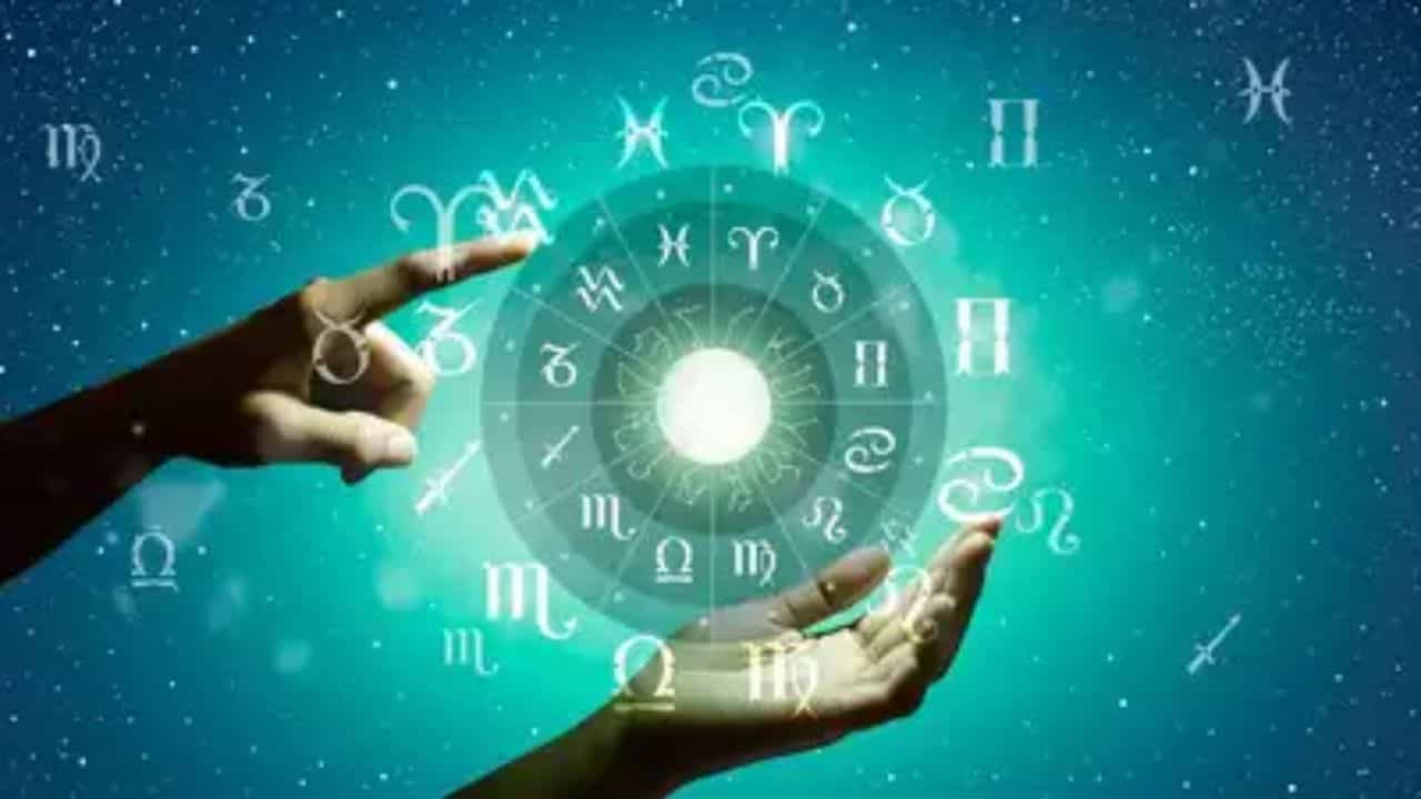 2026 च्या कॅलेंडरनुसार, वर्ष गुरुवार, 1 जानेवारी 2026 रोजी सुरू होते. ज्योतिषशास्त्रानुसार, नवीन वर्ष ज्या दिवशी सुरू होते त्या दिवसाचा अधिपती त्या वर्षाचा राजा मानला जातो, म्हणजेच त्यांना सर्व नऊ ग्रहांपेक्षा प्राधान्य दिले जाते. गुरुवार 1 जानेवारी हा केवळ वर्षाची सुरुवातच नाही तर वर्षाचा पहिला शुभ दिवस देखील आहे. गुरुवार, 1 जानेवारी 2026 रोजी संध्याकाळी 07:01 वाजता, बुध आणि नेपच्यून एकमेकांपासून 90 अंशाच्या कोनात असतील.