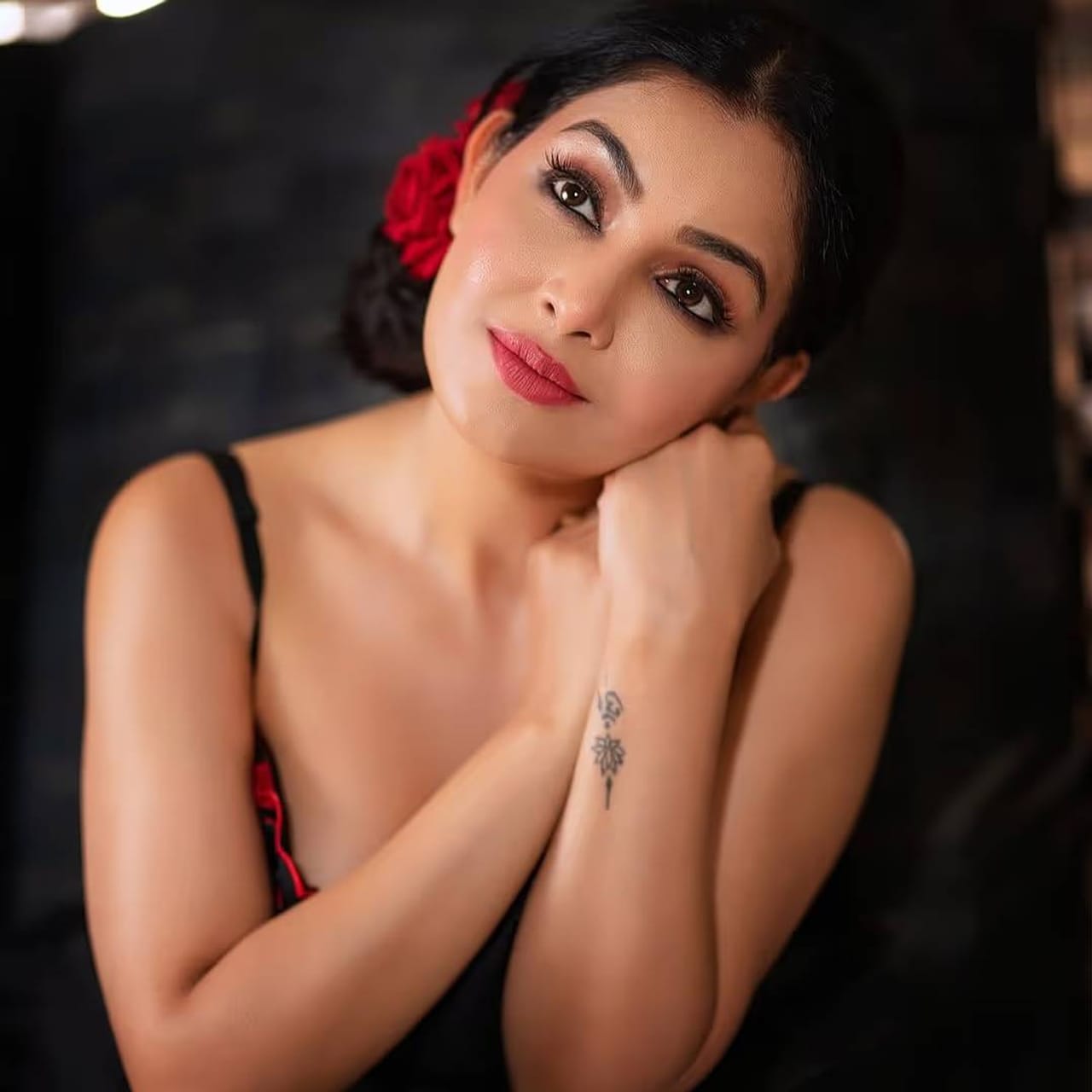 मुंबईत 25 व्या ITA अवॉर्ड्सची शानदार सुरुवात झाली. फिल्म आणि टीव्ही इंडस्ट्रीतले मोठे स्टार्स या कार्यक्रमात सहभागी झाले होते.  धुरंधर चित्रपटात राजकारणी रंगवणारे जमील जमाली म्हणजे राकेश बेदी या पुरस्कार सोहळ्यात सहभागी झालेले. रेड कार्पेटवर त्यांनी पॅप्सना पोझ दिल्या. 