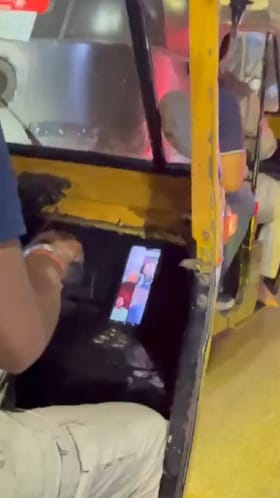 डोंबिवली मानपाड्यात रिक्षा चालकाचा निष्काळजीपणा, प्रवाशांच्या जीवाशी खेळ.