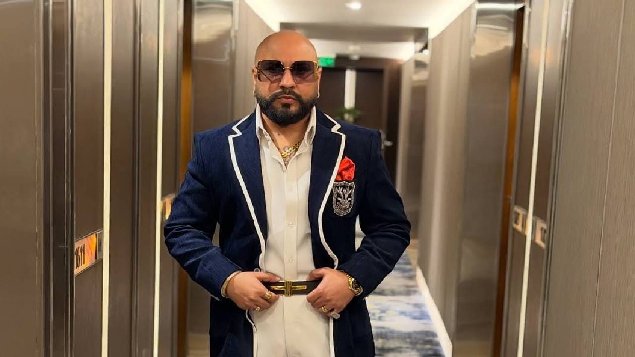 'तेरी मिट्टी' फेम गायक बी प्राक पुन्हा एकदा बाबा झाला आहे. तीन वर्षांपूर्वी 2022 मध्ये प्राकने त्याच्या एका बाळाला गमावलं होतं. त्यानंतर आता पुन्हा एकदा त्याच्या आयुष्यात आनंदाचा क्षण परतला आहे. बी प्राकने सोशल मीडियावर पोस्ट लिहित मुलाचं नाव जाहीर केलं. 
