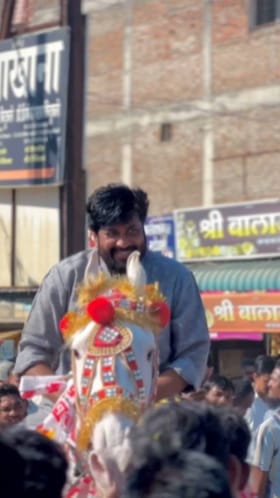 बच्चू कडूंची थेट घोड्यावरून मिरवणूक