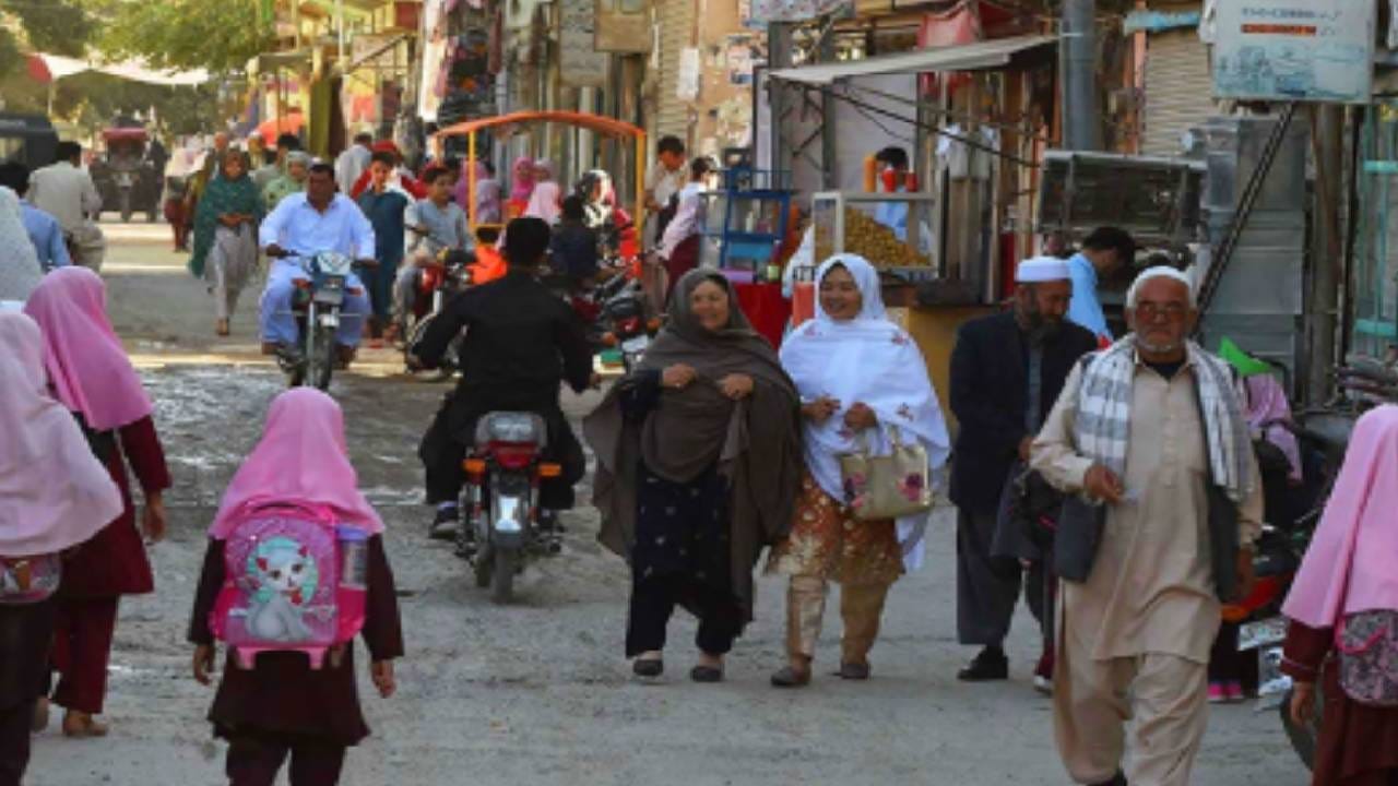 जगभरात असंख्य लोक मांसाहार आवडीने खातात. काहींना समुद्री खाद्यपदार्थ म्हणजेच मासे, काहींना चिकन तर काहींना मटण आवडतं. विविध प्रदेशातील लोक वेगवेगळ्या प्रकारचे मांस खातात. पण बलुचिस्तानमध्ये कोणतं मांस सर्वाधिक खाल्लं जातं, हे तुम्हाला माहीत आहे का?