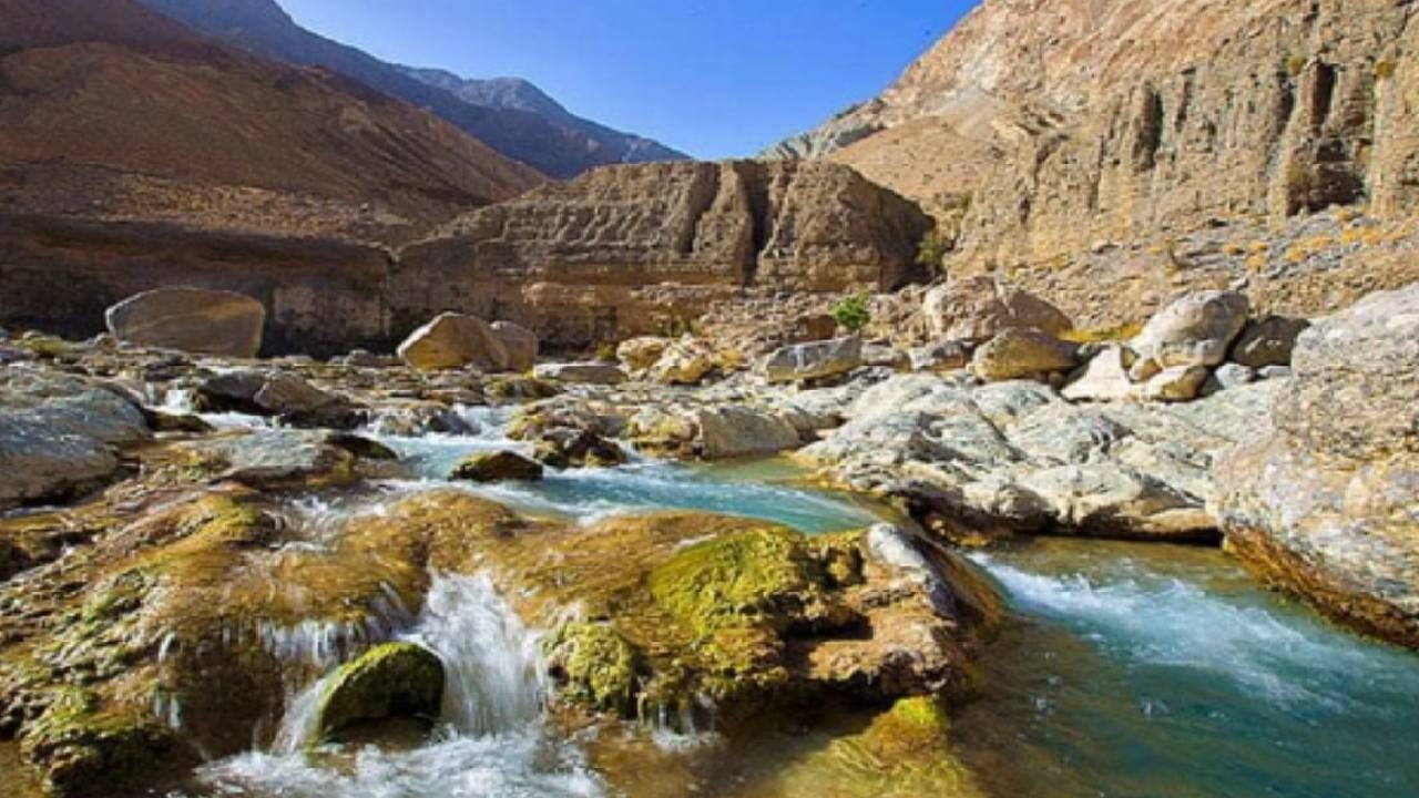 बलुचिस्तानमध्ये सज्जी आणि रोश यांसारखे मांसाचे पदार्थ खूप लोकप्रिय आहेत. हे पदार्थ मटणापासूनच बनवले जातात. तिथे प्रामुख्याने मांसाहार केला जातो.