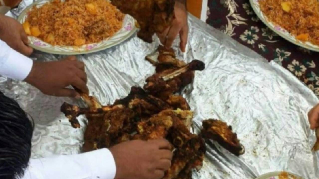 पाकिस्तानपासून वेगळं होण्याच्या मागणीमुळे बलुचिस्तान नेहमीच चर्चेत असतो. बलुचिस्तानमध्ये मटण सर्वाधिक खाल्लं जाणारं मांस आहे. खासप्रसंगी मटणाचे विविध पदार्थ बनवले जातात आणि त्यांचा आस्वाद घेतला जातो.