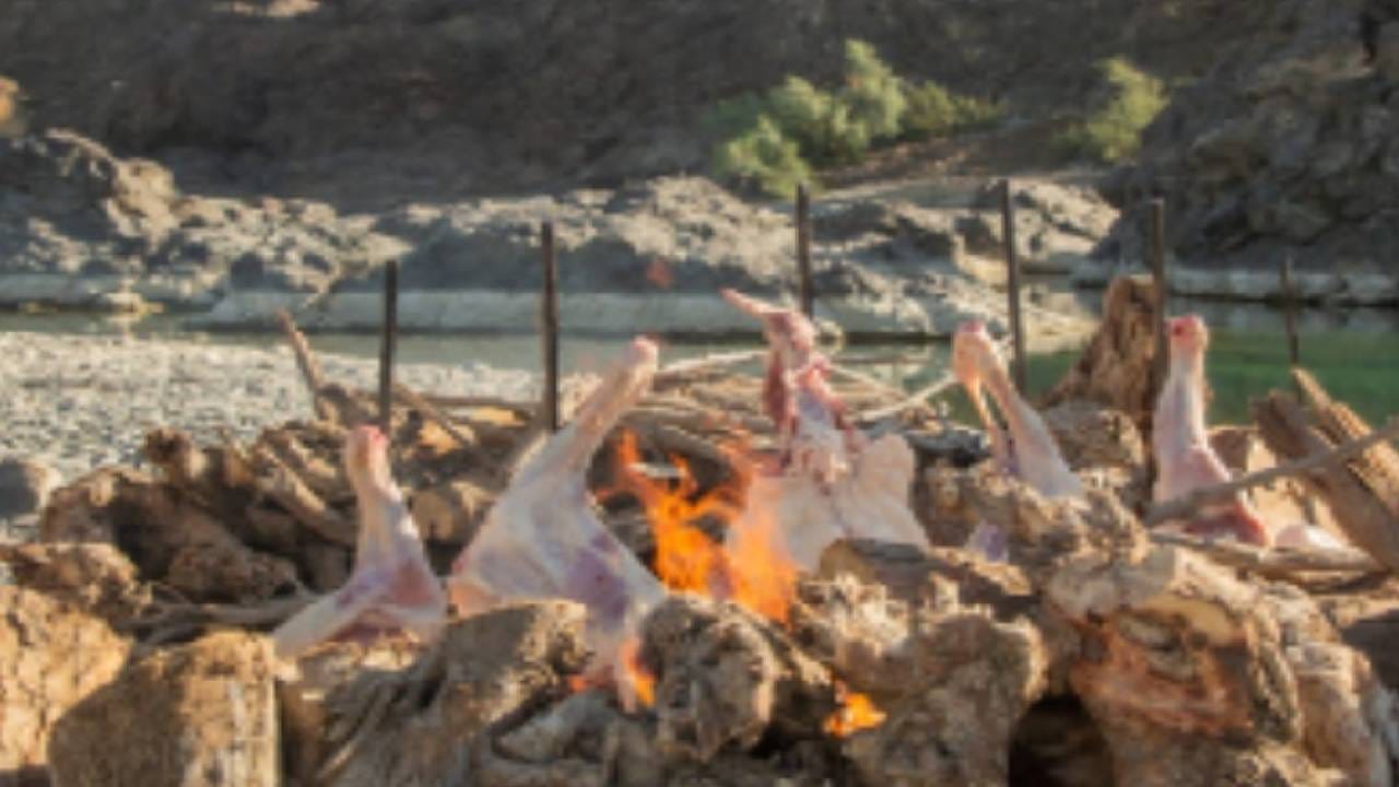 बलुचिस्तानमध्ये हळूहळू चिकनची लोकप्रियता वाढू लागली आहे. परंतु बहुतांश लोकसंख्येला चिकनऐवजी लाल मांसच अधिक आवडतं. त्यामुळे ते मटणाला प्राधान्य देतात.