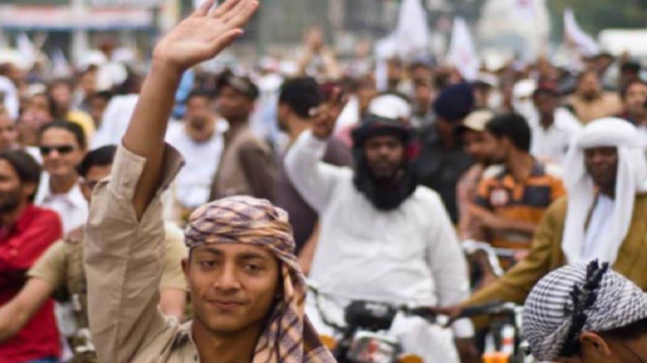 बलुचिस्तानमध्ये गोमांसही खाल्लं जातं असं म्हटलं जातं. परंतु ते मटक किंवा बकरीच्या मांसाच्या तुलनेत कमी खाल्लं जातं. तर किनारी भागात राहणाऱ्या लोकांच्या आहारात मासे अधिक पहायला मिळतात.