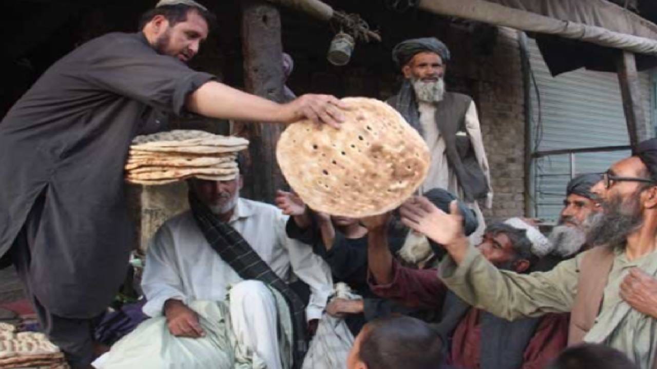 बलुचिस्तानमधील बहुतांश लोकांना बकरीचं मांस म्हणजेच मटण खायला आवडतं. तिथे मटण सहजरित्या उपलब्ध असतं. त्यामुळे दररोजच्या जेवणातही ते मटणाचा समावेश करतात.