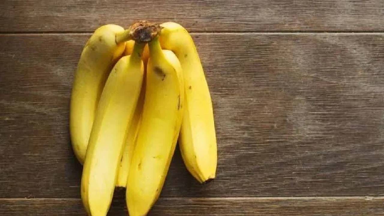 हिवाळ्यात शक्यतो केळी खाणे टाळावे. कारण केळी थंड असल्याने आरोग्याच्या समस्या निर्माण होऊ शकतात. मुख्य म्हणजे सर्दीची अधिक शक्यता निर्माण होते. 