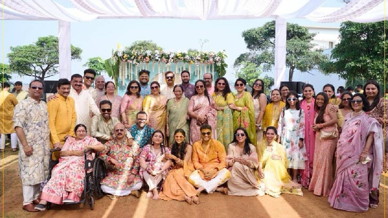 नातेवाईक, कुटुंबिय यांच्या गराड्यात, गाणी ऐकत , नाचत धमाल करत बांदेकर आणि बिरारी कुटुंबातलं हे लग्न पार पडत असून सर्वांच्या चेहऱ्यावर हास्य विलसताना दिसत आहे. बांदेकरांची होणारी सून कोण हा प्रश्न गेल्या अनेक दिवसांपासून चाहत्यांच्या मनात होता. आधी मेहंदीचे आणि आता हळदीचे फोटो पाहून चाहते खूप खुश झाले असून त्यांना सोहम आणि पूजाची जोडी खूपच आवडली आहे. सर्वांनी त्यांना भावी आयुष्यासाठी उदंड शुभेच्छा दिल्या आहेत.  