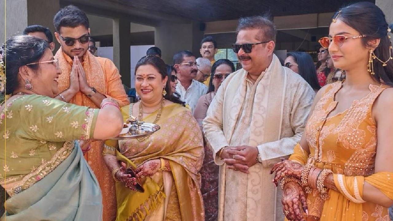 ऑफ व्हाईट रंगाचा कुर्ता पायजमा घातलेले आदेश बांदेकर, त्यांच्या शेजारी सुहास्य वदनाने उभ्या असलेल्या सुचित्रा बांदेकर आणि त्या दोघांसह सोहम व पूजा असा हा गोड फोटो  सर्वांनाच आवडला आहे. त्यांच्या फोटोंवर चाहत्यांच्या भरभरून लाईक्स आणि कमेंट्स येत आहेत.