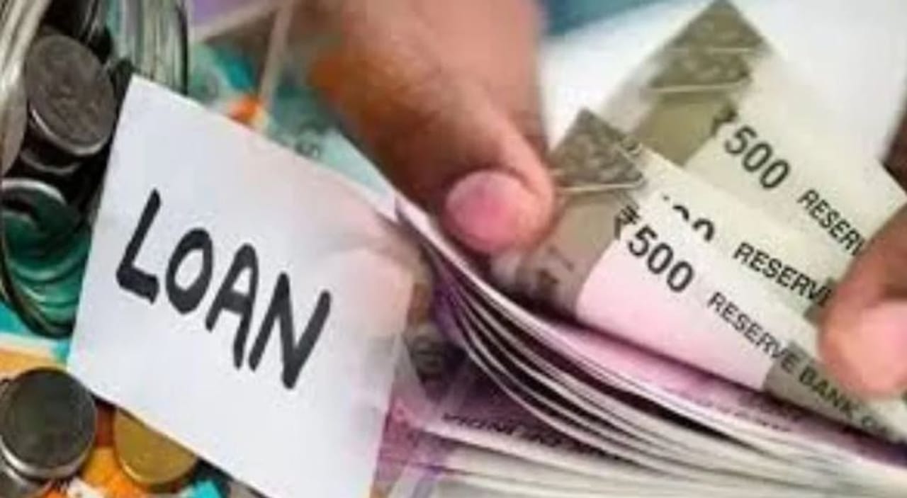 गेल्या अनेक दिवसांपासून भारतीय रिझर्व्ह बँकेच्या पतधोरण समितीत नेमकं काय होणार याची सर्वांनाच उत्सुकता लागली होती. अनेकजण रेपो रेट कमी होण्याची शक्यता असल्याचा दावा करत होते. हा दावा खरा ठरला आणि रेपो रेट कमी करण्यात आला.