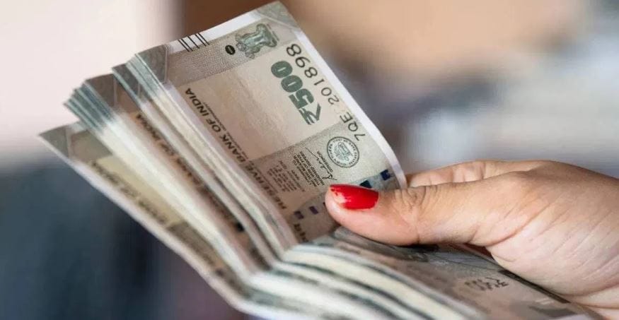  भारतीय रिझर्व्ह बँकेने शुक्रवारी रेपो रेट कमी करण्याचा निर्णय घेतला. या निर्णयानंतर गृहकर्ज, वाहन कर्जाचा ईएमआय कमी होणार आहे. या निर्णयाचा फायदा आता देशभरातील सामान्यांना होणार आहे. 