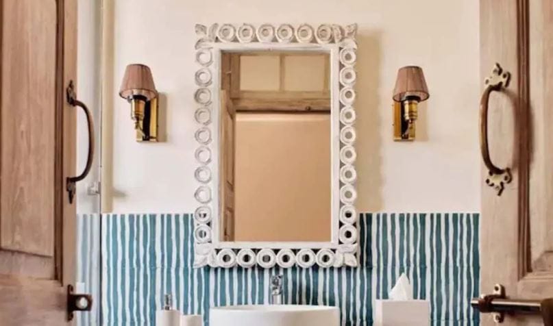 वॉश बेसीजवळ असलेला आरसा साफ न करताच सोडून दिला तर त्यावर पाण्याच्या थेंबाचे, सापणाचे डाग जमा व्हायला लागतात. परिणाम आरशात चेहरा दिसत नाही. सोबतच तो लवकर खराबही होतो. त्यामुळे वॉश बेसीनजवळच्या आरशाची नेहमी साफसफाई करावी. 