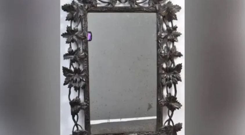 हा आरसा साफ करताना विशेष काळजी घ्यायला हवी. सर्वप्रथम आरसा पाण्याने साफ करू नये. कारण पाण्याने तो व्यवस्थित साफ होत नाही. सोबतच पाण्याचे डागदेखील शिल्लक राहतात.  त्यामुळे आरसा साफ करताना पेपरचा वापर करावा. 