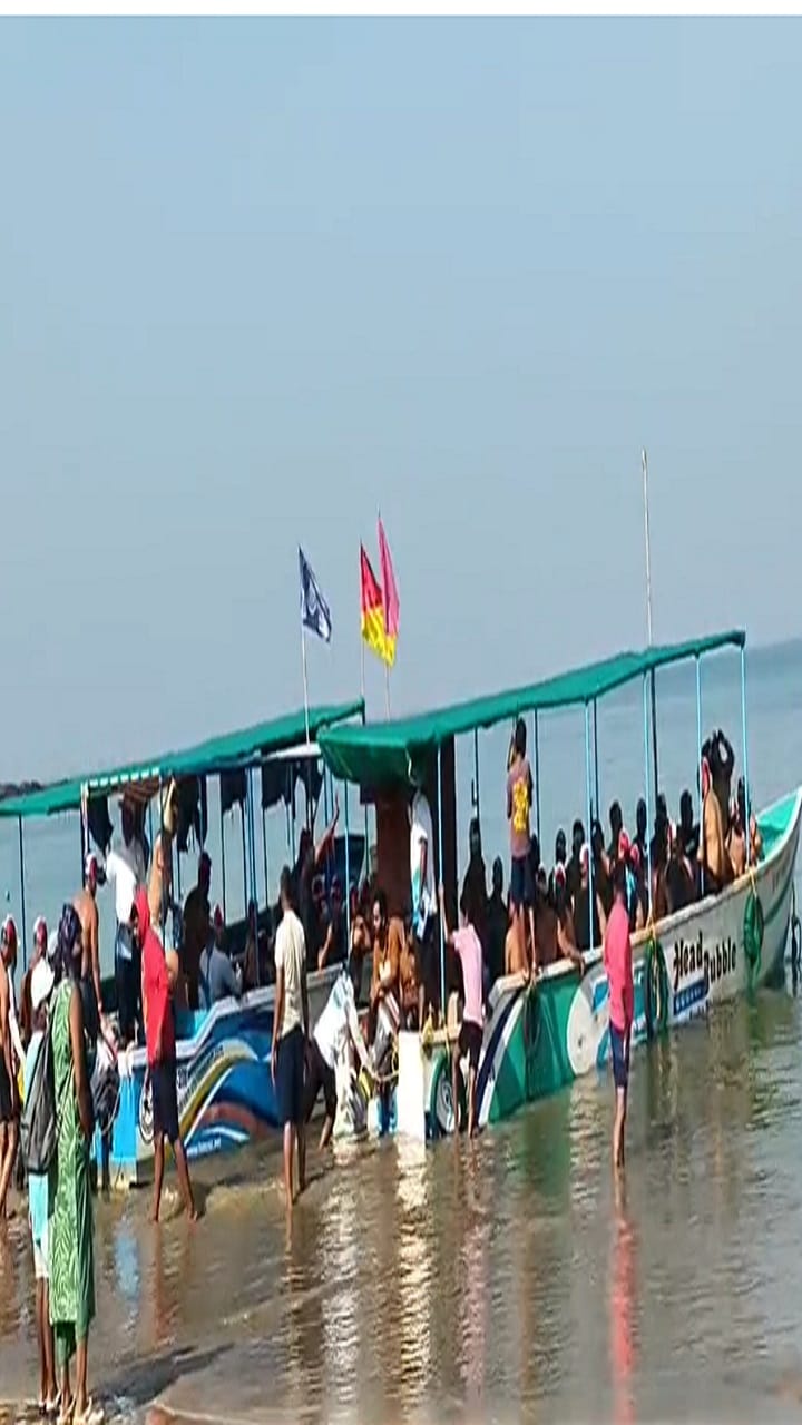 मालवणमध्ये सागरी जलतरण स्पर्धा... हजारो लोकांची बीचवर गर्दी