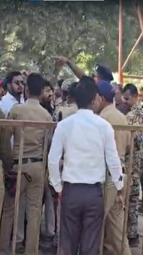 बीडमध्ये मजमोजणी केंद्रावर पोलिसांकडून सौम्य लाठीचार्ज.