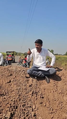 परळीत शेतकऱ्यांचे रास्ता रोको आंदोलन.