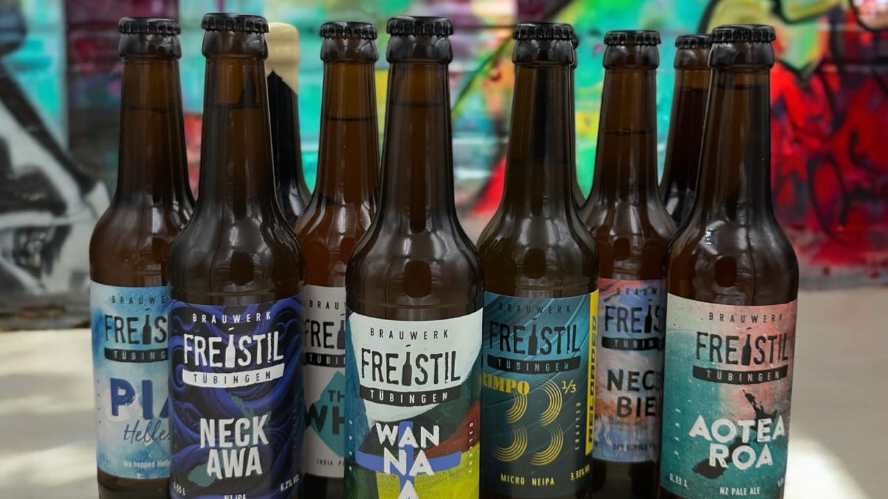 बिअरच्या किंमतीत सर्वात मोठा हिस्सा राज्य सरकारचा असतो. यामध्ये उत्पादन शुल्क (Excise Duty), व्हॅट (VAT) आणि अनेक ठिकाणी अतिरिक्त सेसचा समावेश होतो. अनेक राज्यांमध्ये हा कर एकूण किंमतीच्या ५० टक्क्यांपेक्षा जास्त असतो.