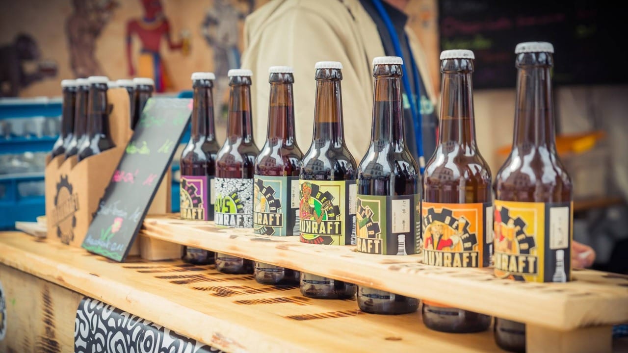 जर एखाद्या राज्यात बिअरची किंमत १५० रुपये अशी असेल आणि त्या बिअरवर ५० टक्के टॅक्स असेल, तर त्यातील थेट ७५ रुपये सरकारच्या तिजोरीत जातात. उरलेल्या ७५ रुपयांमध्ये बिअर बनवण्याचा खर्च, बाटली, पॅकेजिंग, वाहतूक, डिस्ट्रीब्यूटर आणि दुकानदाराच्या नफ्याचा समावेश असतो.