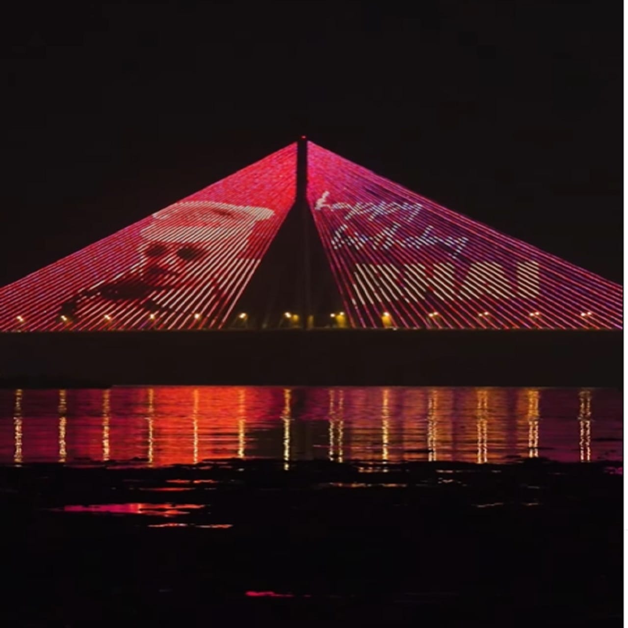 सलमान खानचे फोटो मुंबईच्या स्काईलाइनवर दिसत आहेत. मुंबई येथील स्काईलाइन  सुंदरपणे प्रकाशित करण्यात आला होता, ज्यामध्ये सलमान खानच्या चित्रपटांमधील विविध लूक दाखवण्यात आले होते.