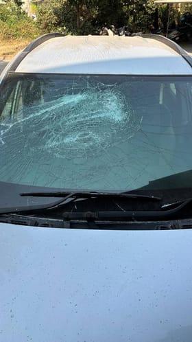 पुण्यात अज्ञात व्यक्तीकडून गाडीची तोडफोड.