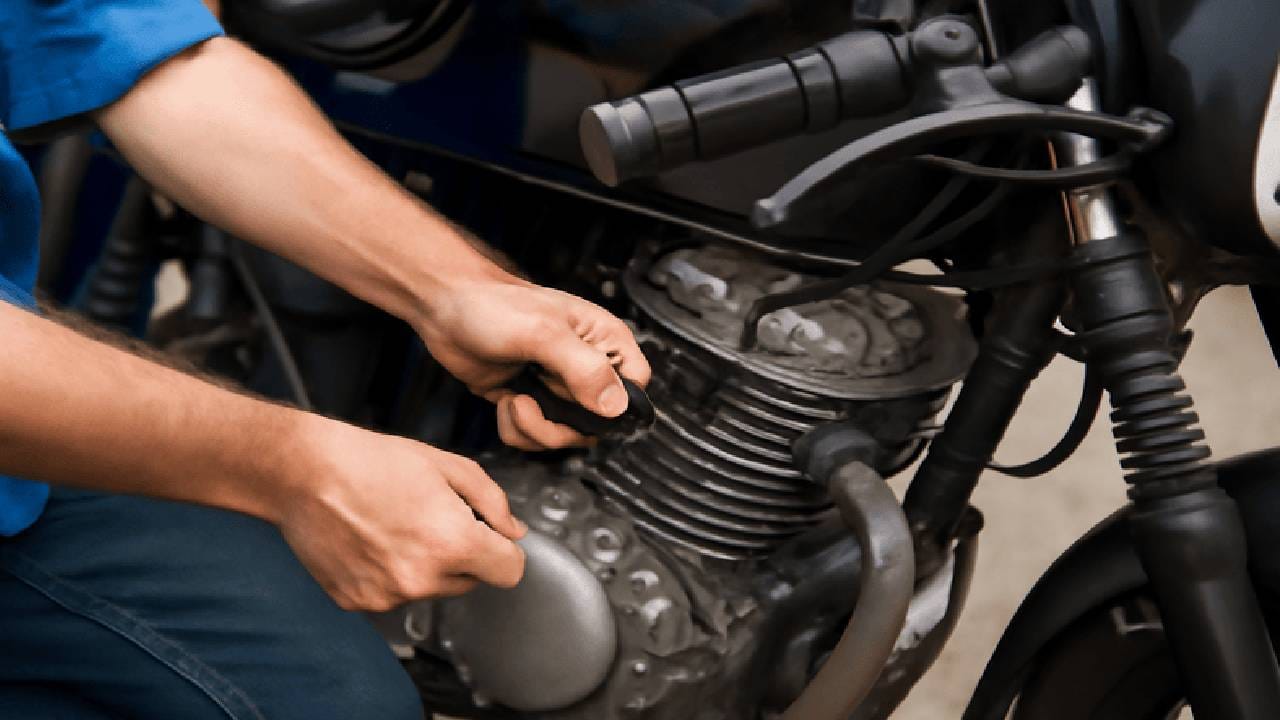 थंडीत बाईक लवकर स्टार्ट होत नाहीये का? ‘हे’ 5 मार्ग जाणून घ्या