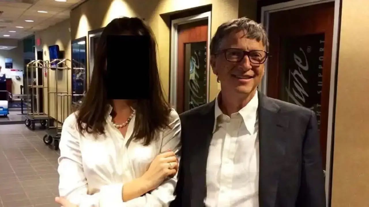 बिल गेट्स यांचे देखील काही महिलांसोबत फोटो समोर आले आहेत. सध्या एक फोटो तुफान व्हायरल होत आहे. यावर बिल गेट्स यांनी अधिकृत वक्तव्य केलेलं नाही... पण फोटो समोर आल्यामुळे खळबळ माजली आहे. 