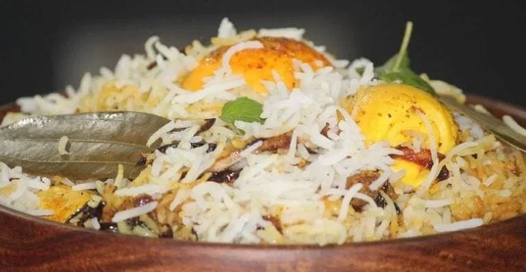 बिर्याणीचं नाव जरी काढलं की अनेकांच्या तोंडाला पाणी सुटतं. समोर बिर्याणी पाहून कधी एकदा चव चाखू असं अनेकांना वाटतं. बिर्याणी चविष्ट आणि स्वादिष्ट व्हावी यासाठी अनेकजण वेगवेगळ्या मसाल्यांचा उपयोग करतात.