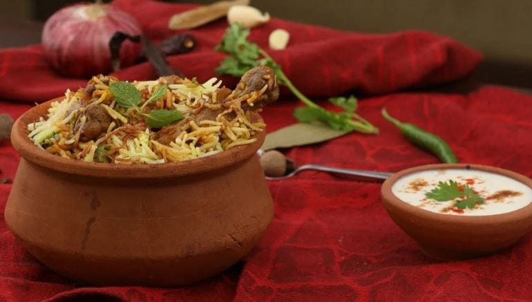 पण याच बिर्याणीवरून अनेकदा वेगवेगळे दावे केले जातात. मांसाहार करणारे व्हेज बिर्याणी असा कोणताही खाद्यपदार्थ नसतो. व्हेज बिर्याणी नव्हे तर तो व्हेज पुलाव असतो, असे सांगतात. तर शाकाहीर लोक बिर्याणी ही व्हेज आणि नॉनव्हेज असते, असे सांगतात. 