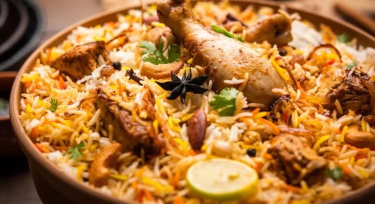 पण हा वाद थोडा बाजूला ठेवला तर बिर्याणीसाठी वापरला जाणारा मसाला हा व्हेज असतो की नॉन व्हेज? हा प्रश्न कधी तुम्हाला पडला आहे का? या प्रश्नाचे उत्तर शोधण्याचा प्रयत्न तुम्ही कधी केला आहे का? 