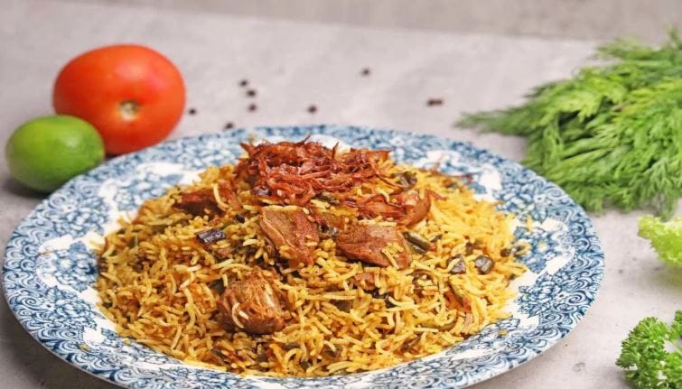 बिर्याणीमध्ये वापरला जाणारा मसाला हा सर्व व्हेज घटकांपासून तयार केला जातो. त्यामुळेच बिर्याणीचा मसालादेखील व्हेज असतो. तुम्ही शाकाहारी असाल तरीदेखील बिर्याणी मसाल्याचा वापर करू शकता.  