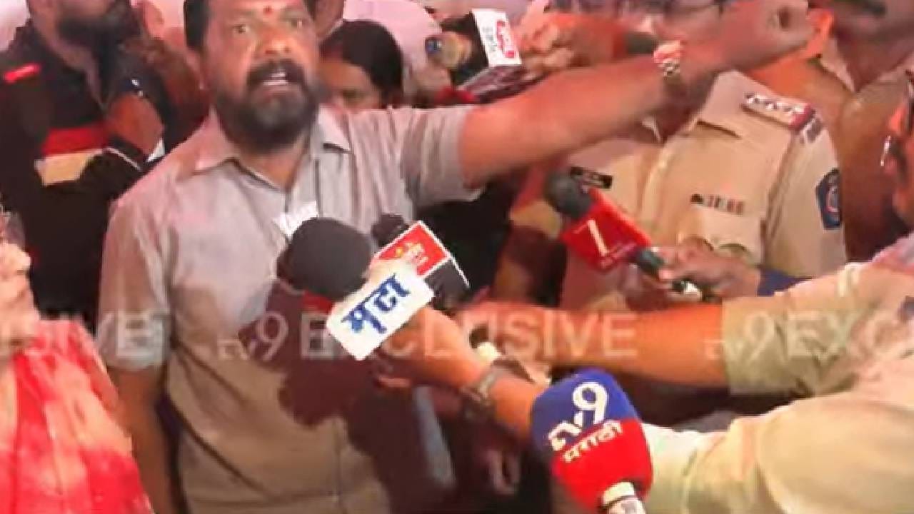 तीन महिन्यापूर्वी आलेल्या माणसाला यांनी उमेदवारी दिली. कुठल्या बेसवर दिली हे सांगावं यांनी. काय कमी आहे आमच्यात, यांनी उत्तर द्यावं आम्हाला.काय चुकलं आमचं? एकनिष्ठ नाही का आम्ही?. छत्रपती संभाजी नगरमधील  तिकीट नाकारण्यात आलेल्या भाजप उमेदवारांच्या या भावना आहेत. 