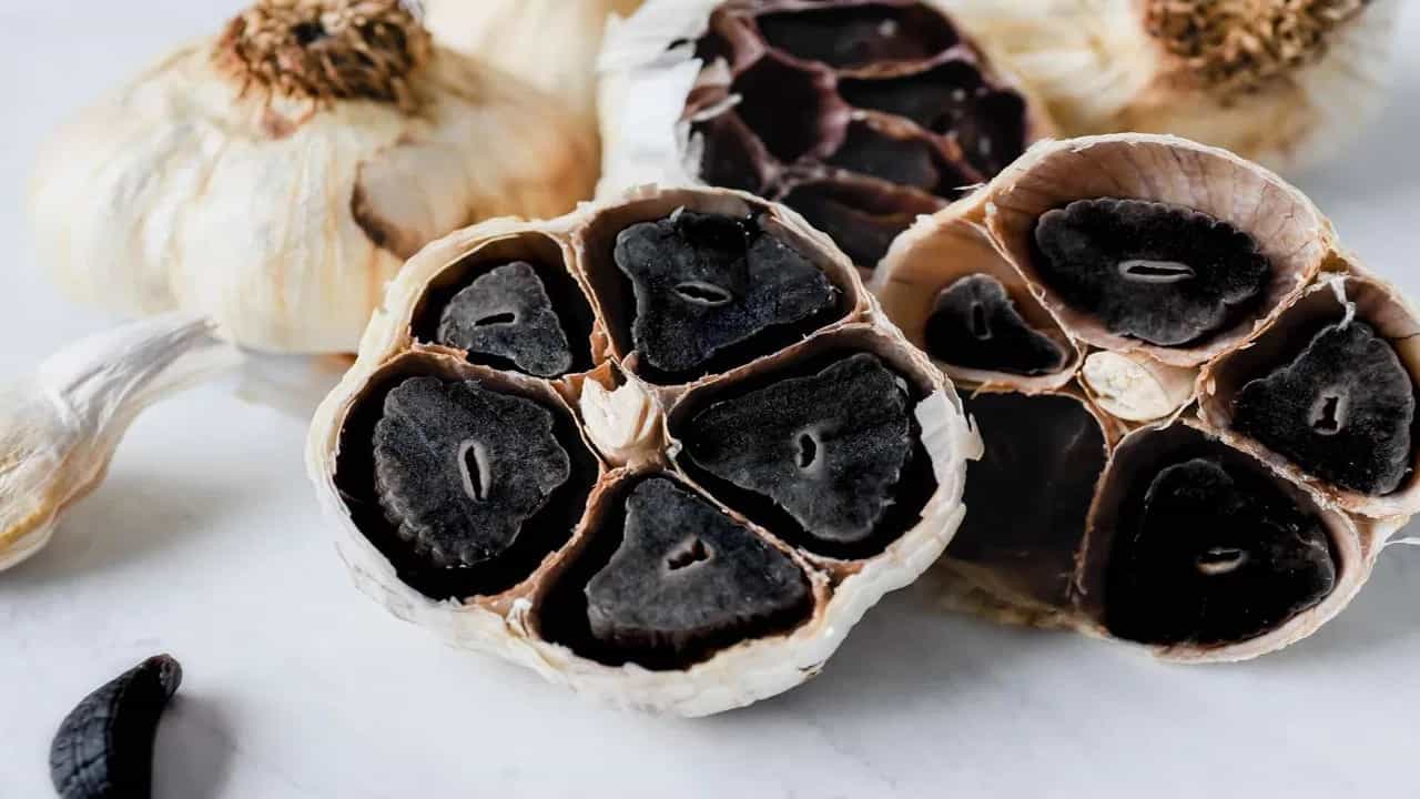 काळे लसूण खाण्याचे फायदे तुम्हाला माहिती आहेत का? एकदा नक्की वाचा