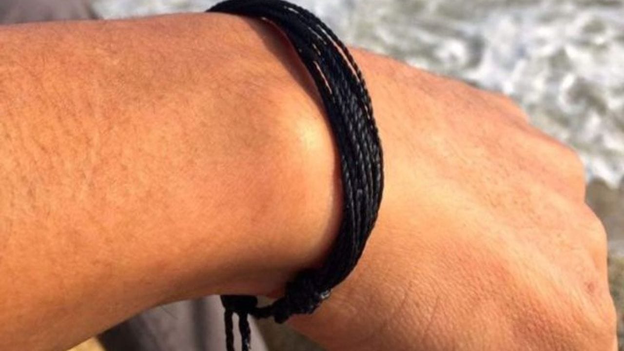 जर तुम्ही हातात काळा धागा घातला असेल, तर दुसऱ्या कोणत्याही रंगाचा धागा त्यासोबत बांधू नका. असे केल्यास काळ्या धाग्याचे शुभ परिणाम कमी होतात. तसेच तुमच्या जीवनात समस्या वाढू शकतात.