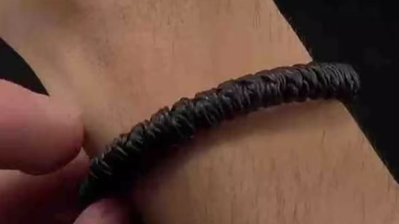 अशा प्रकारे काळा धागा आपल्याल शनि, राहू आणि केतूच्या नकारात्मक प्रभावापासून आराम मिळवून देतो. त्यामुळे, केवळ फॅशनसाठी नव्हे, तर योग्य लाभ मिळवण्यासाठी तो नेहमी नियम पाळून योग्य ठिकाणीच घालावा.