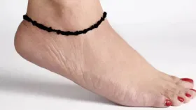 ‘या’ राशींच्या लोकांनी पायात काळा धागा बांधू नये, नियम जाणून घ्या.