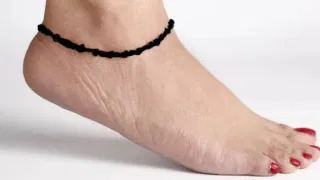 ‘या’ राशींच्या लोकांनी पायात काळा धागा बांधू नये, नियम जाणून घ्या