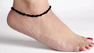 ‘या’ राशींच्या लोकांनी पायात काळा धागा बांधू नये, नियम जाणून घ्या