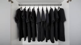 काळे कपडे धुतल्यानंतर त्यांचा रंग फिकट होऊ लागतो?.