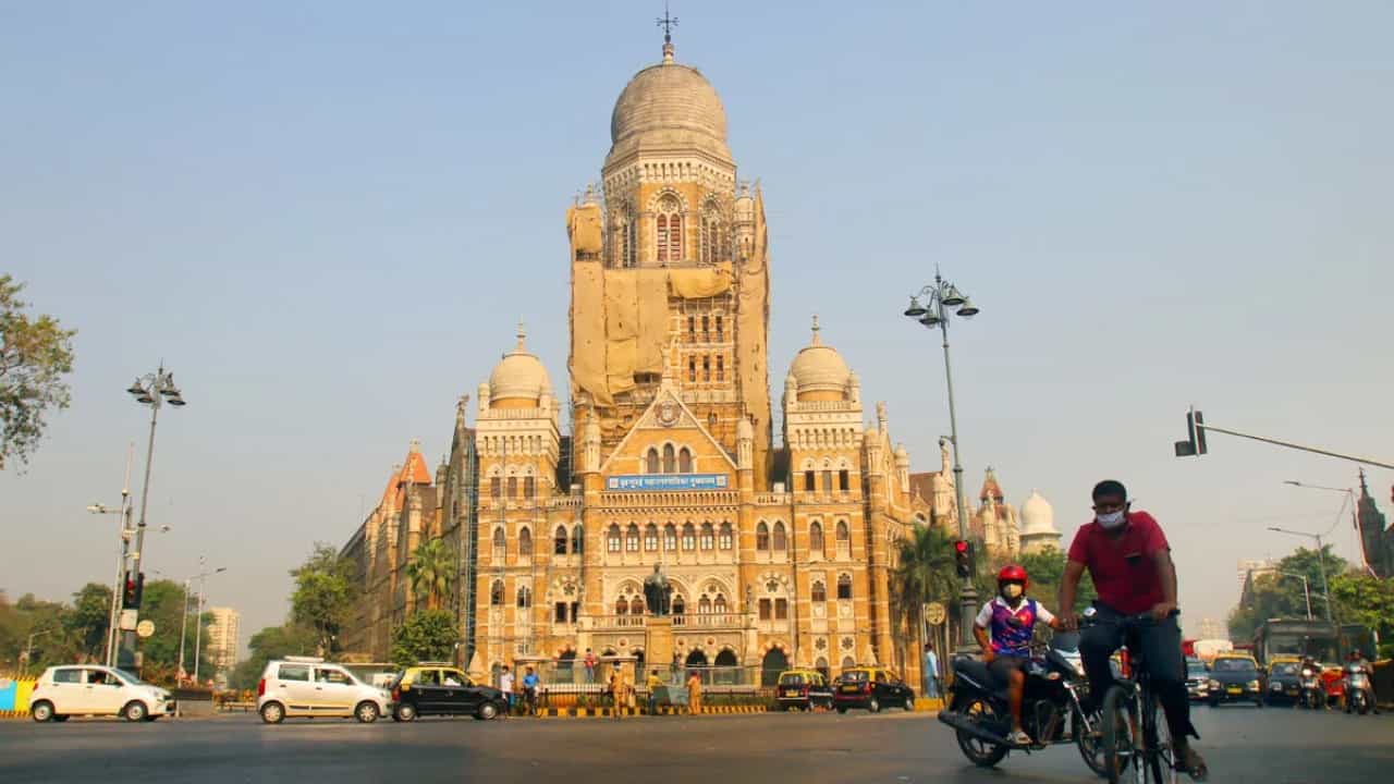 BMC Election Results 2026 LIVE : शिवसेना भवन, कृष्णकुंजबाहेर गुलाल कोणाचा? दादर-माहिममध्ये कोणाची बाजी?