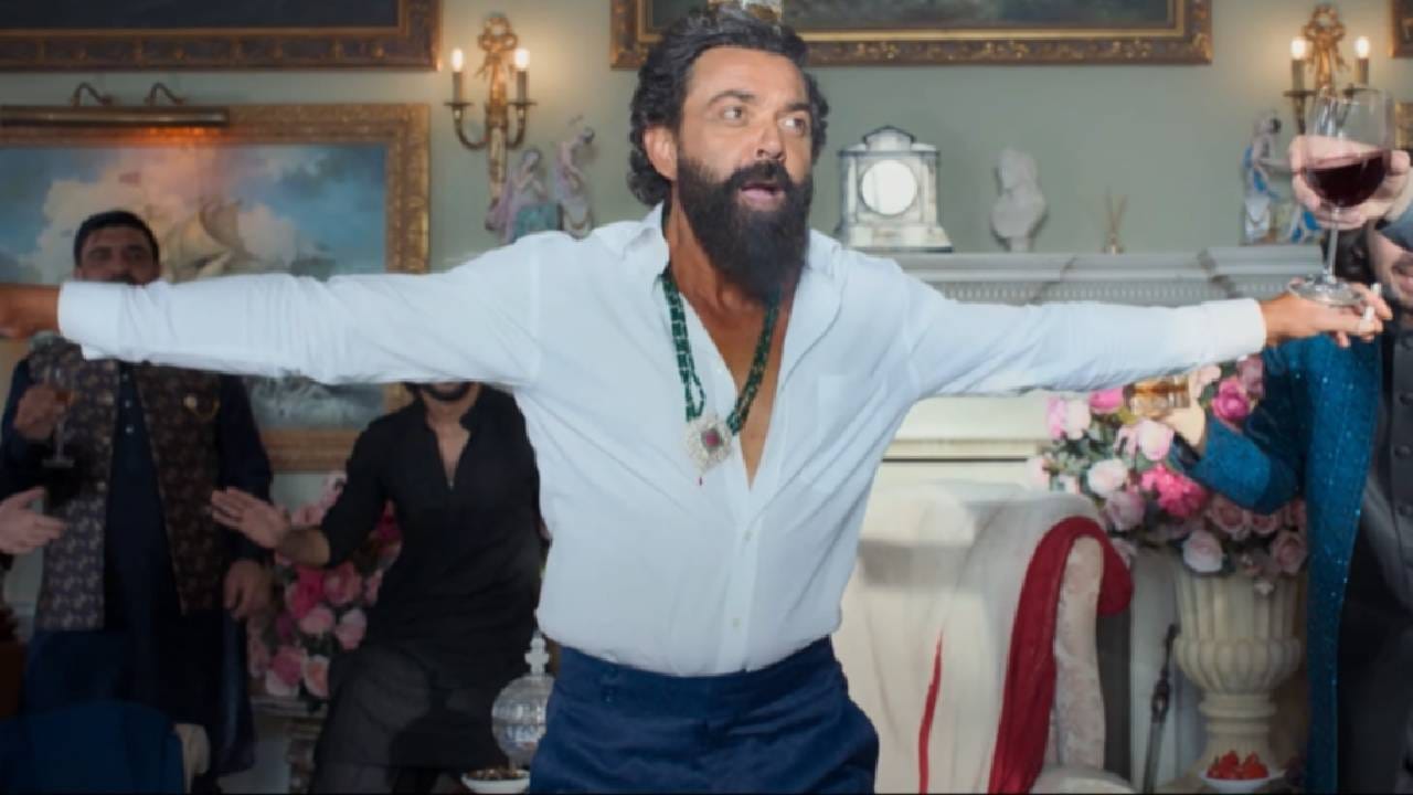 बॉबी देओल - 2023 मध्ये आलेल्या ॲनिमल चित्रपटाने बॉक्स ऑफीसवर कम्माल केली होती. या चित्रपटात जरी रणबीर कपूर हा नायक असला तरी, ॲनिमलमध्ये मूक खलनायक बॉबी देओल याचीच सोशल मीडियावर चर्चा होती. त्याच्या दमदार अभिनयासोबतच, "जमाल कुडू" या गाण्यातील त्याच्या एंट्रीमुळे खूप चर्चा झाली. त्या गाण्यावर अनेक रील्सही बनले. ॲनिमलमध्ये अबरारची भूमिका बॉबी देओलच्या कारकिर्दीतील माईलस्टोन ठरली. तो इंटरनेट सेन्सेशन बनला, रणबीरपेक्षाही जास्त चर्चा त्याचीच झाली.