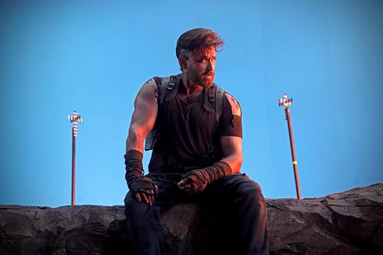 हृतिक रोशनने आपल्या करिअरमध्ये अनेक Action चित्रपट केलेत. यात मागच्यावर्षी आलेला फायटर चित्रपट आहे. यात पाकिस्तानचा अँगल होता. यावर्षी वॉर 2 रिलीज झाला. बॉक्स ऑफिसवर हा चित्रपट फ्लॉप ठरला. हा एक हेरगिरीवर आधारित चित्रपट होता.