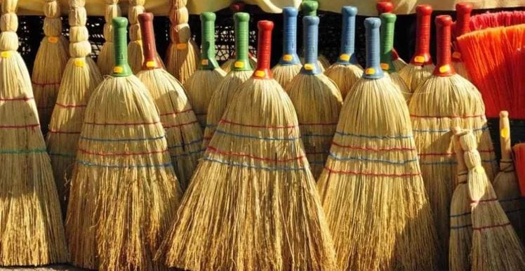 वास्तूशास्त्राच्या नियमानुसार झाडूला धनाची देवता लक्ष्मीशी जोडलेले आहे. सूर्यास्तानंतर घरात झाडू मारल्यास लक्ष्मी नाराज होते, असे म्हटले जाते.  घरातील सकारात्मक उर्जा बाहेर जाते. परिणामी घरातील धन कमी होते, असा दावा केला जातो. 